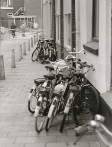 861173 Afbeelding van hinderlijk geparkeerde fietsen tegen de panden Willemstraat 22 (voorgrond) en Bergstraat 1-5 in ...
